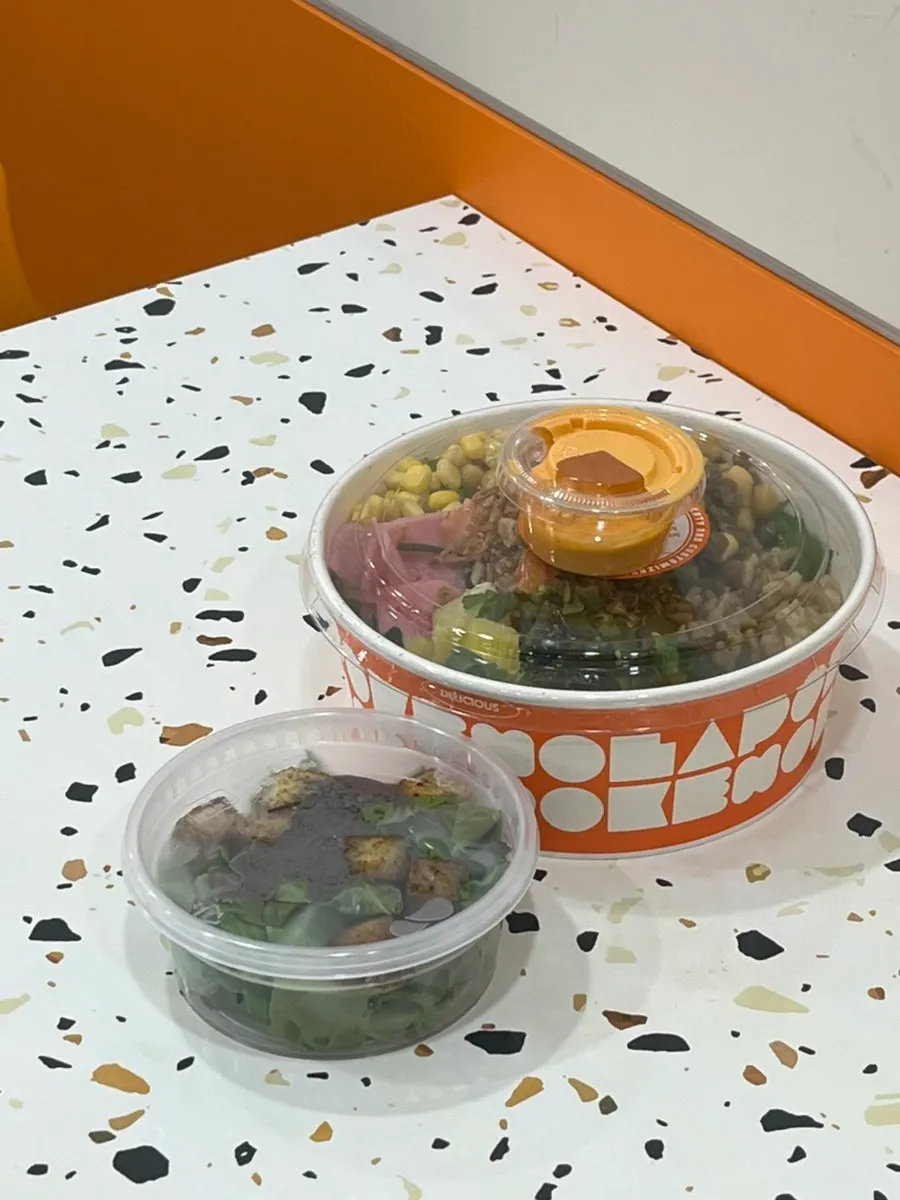 큼지막하게 올라간 연어 포케 토핑