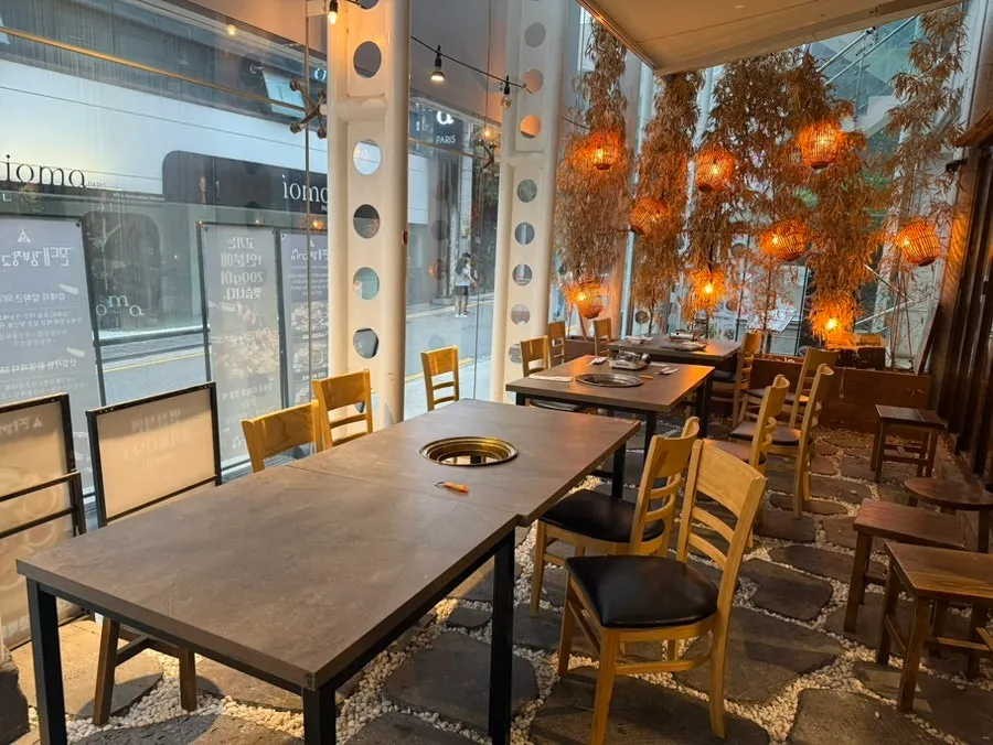Semi-outdoor style separated group table