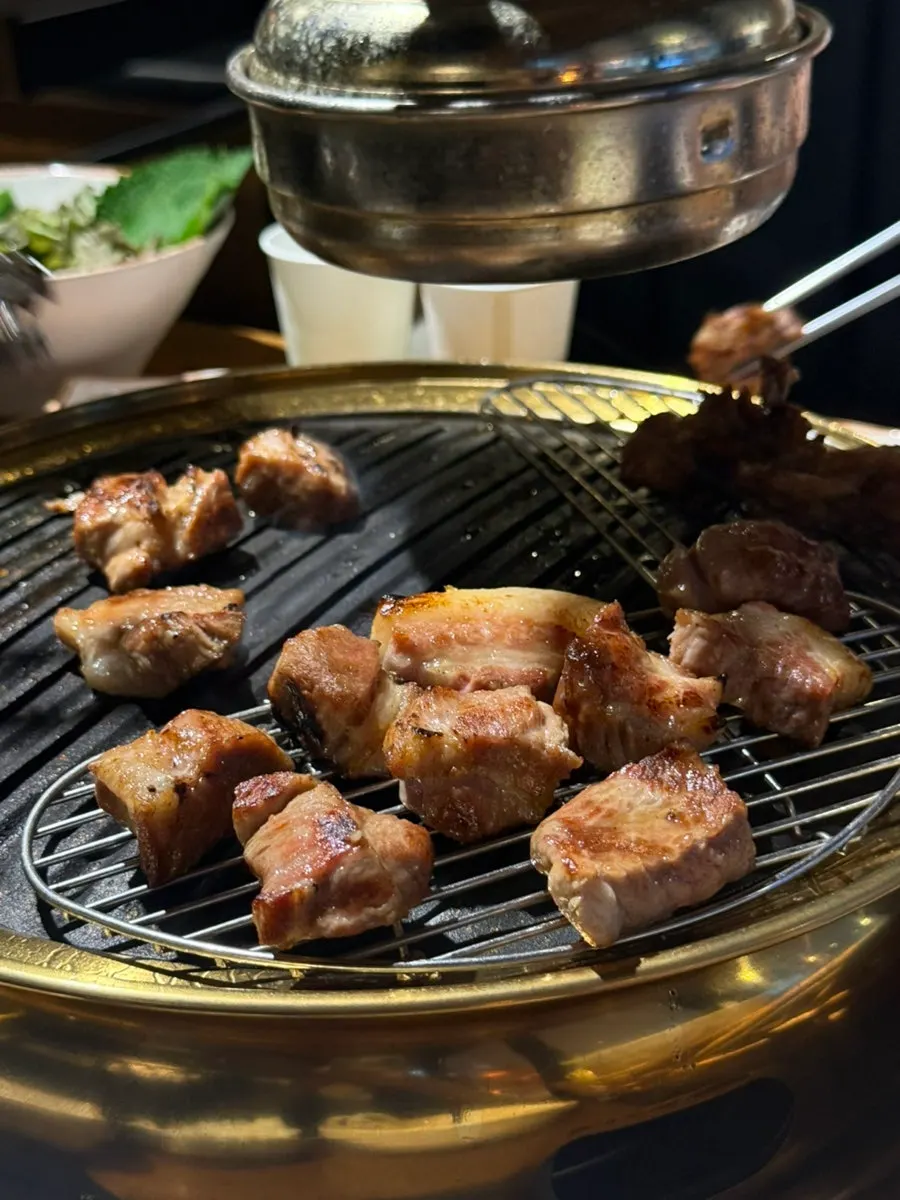 Thickly grilled pork neck slices