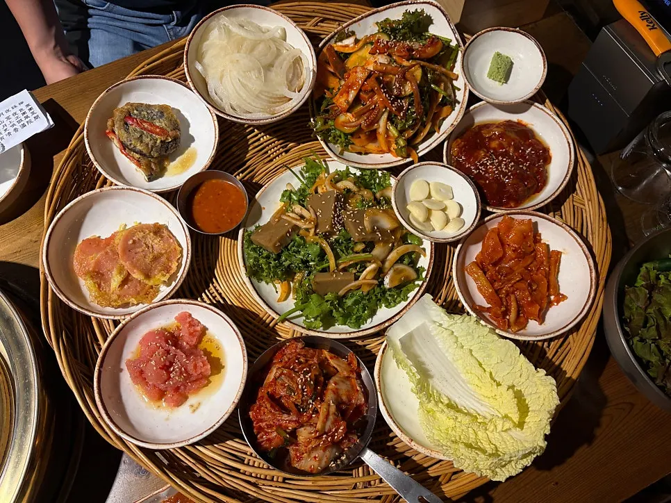 소쿠리에 한상 가득 담긴 밑반찬