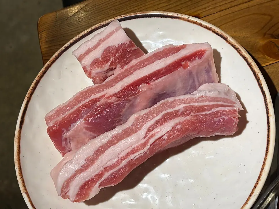 접시에 담긴 생 숙성삼겹살
