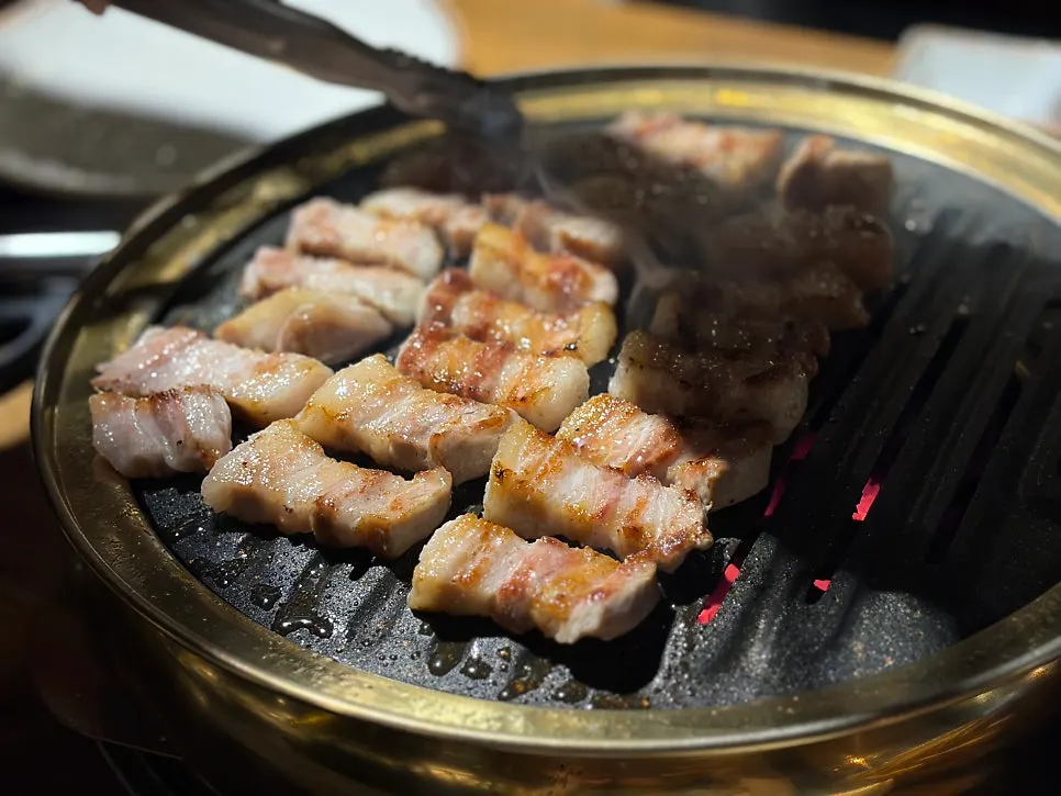 숯불 불판에서 구워지는 삼겹살