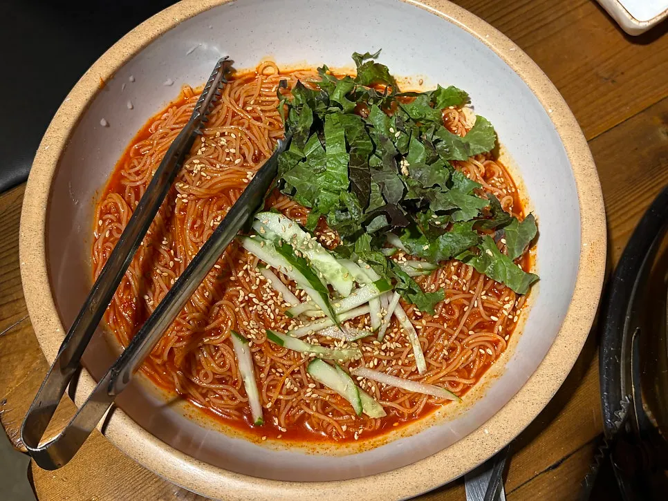 양푼 그릇에 한가득 담긴 비빔국수