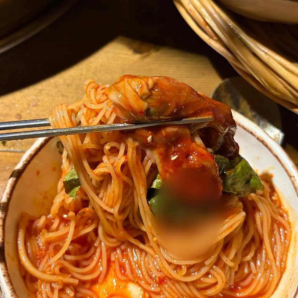 삼겹살과 비빔국수 함께 먹는 조합