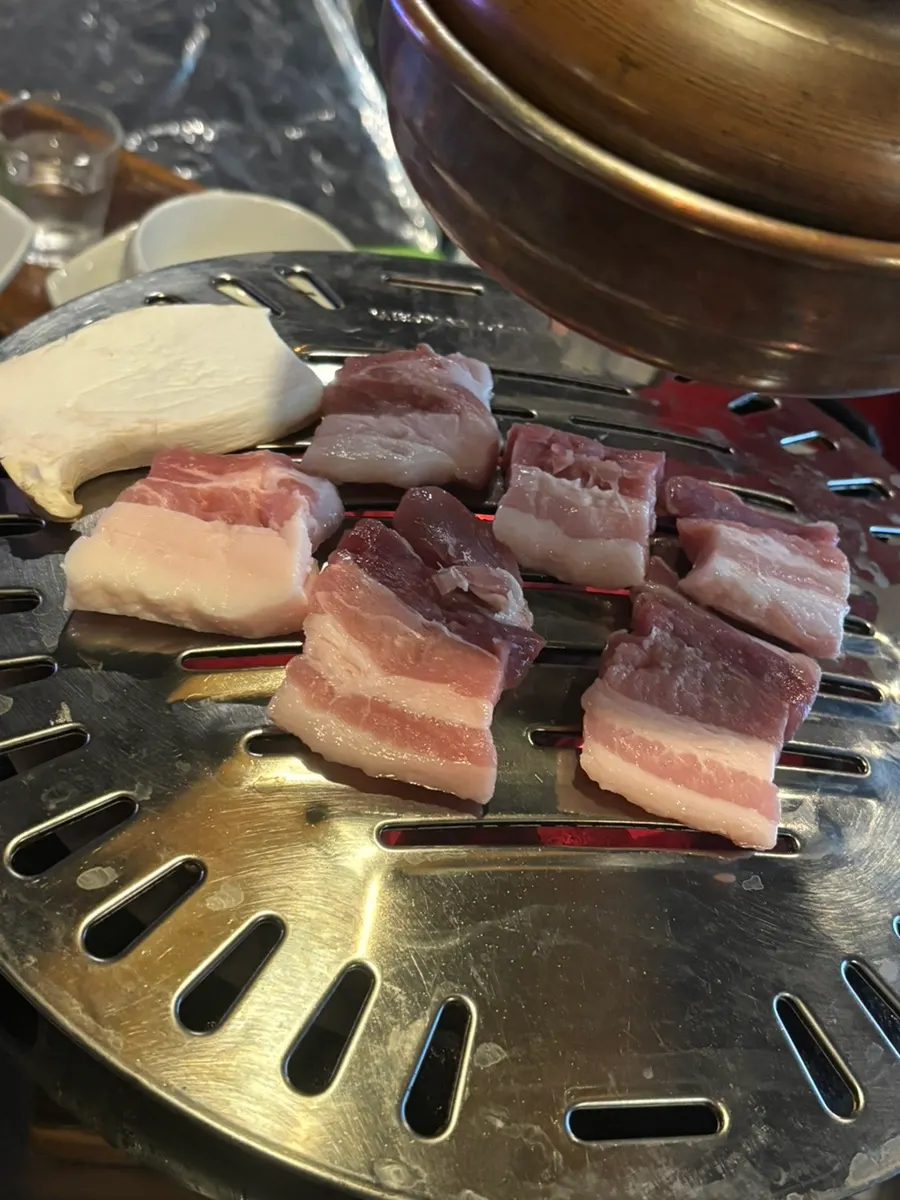 화로에 굽는 삼겹살과 버섯