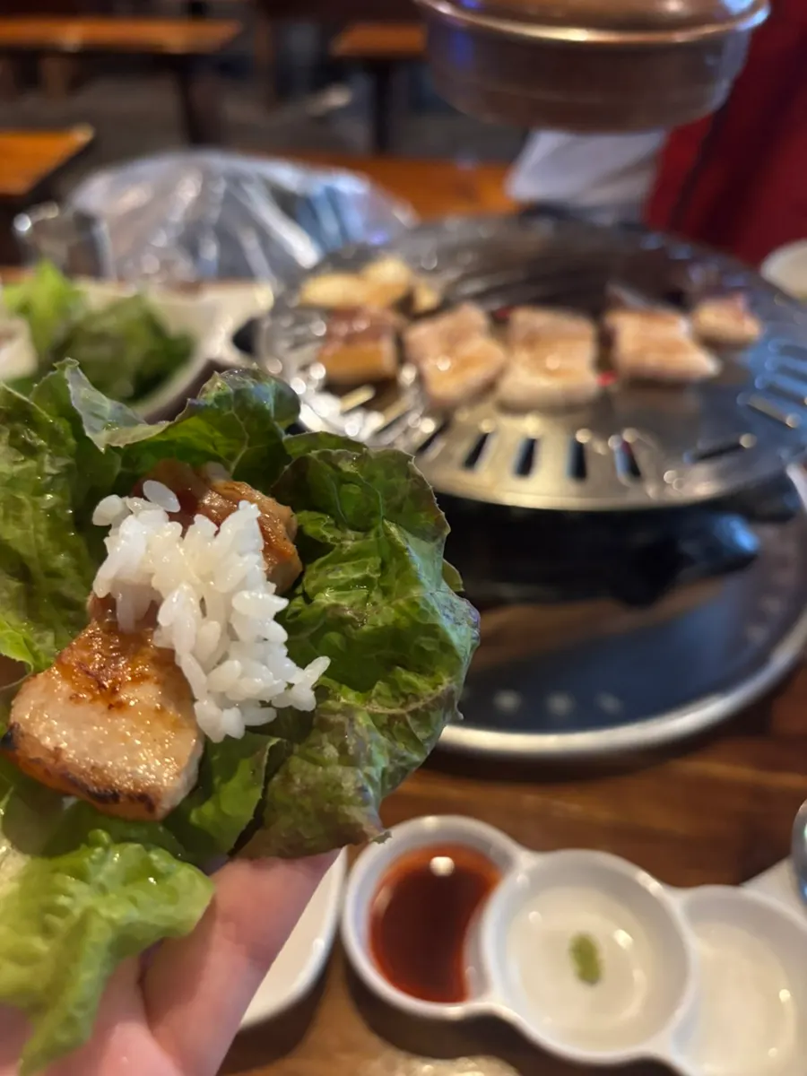 매운 소스와 삼겹살