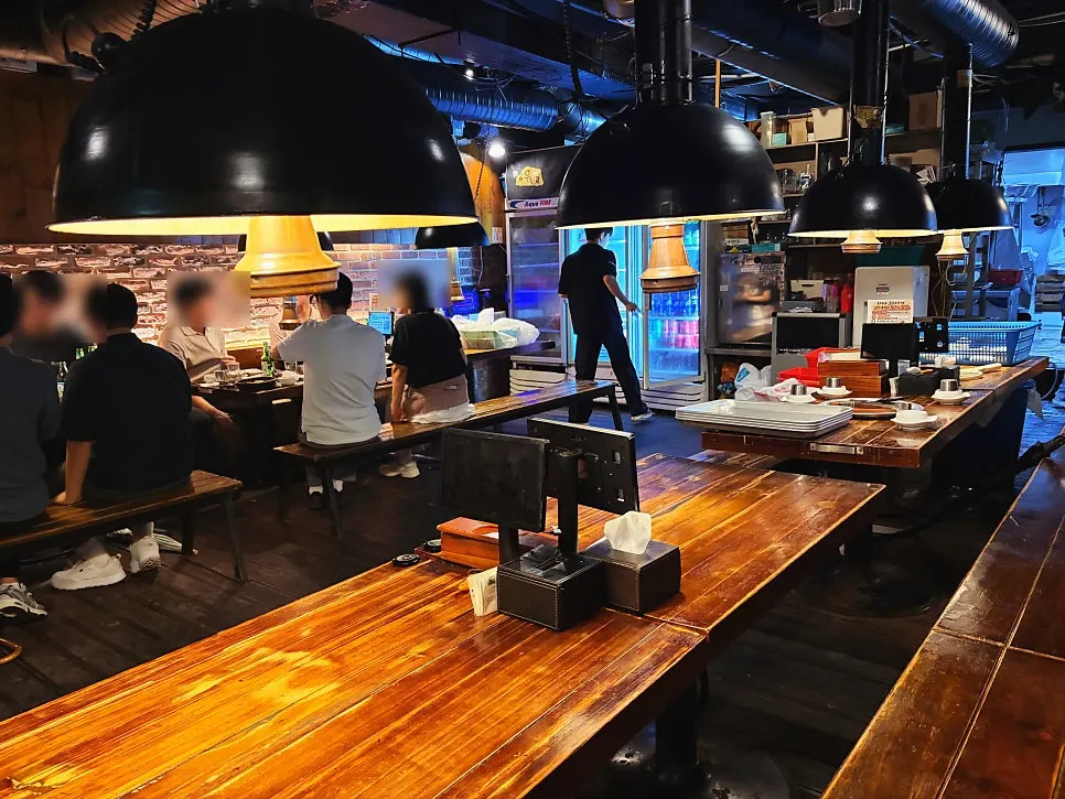 Spacious table seating at Bongu Hwarro
