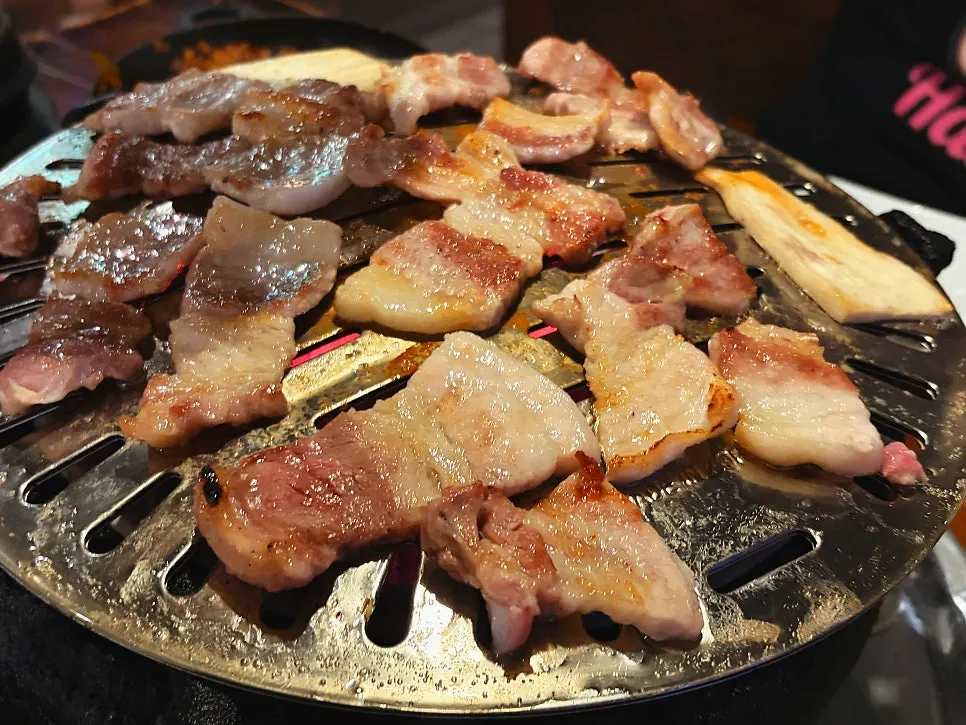 Pork belly served with wrap vegetables