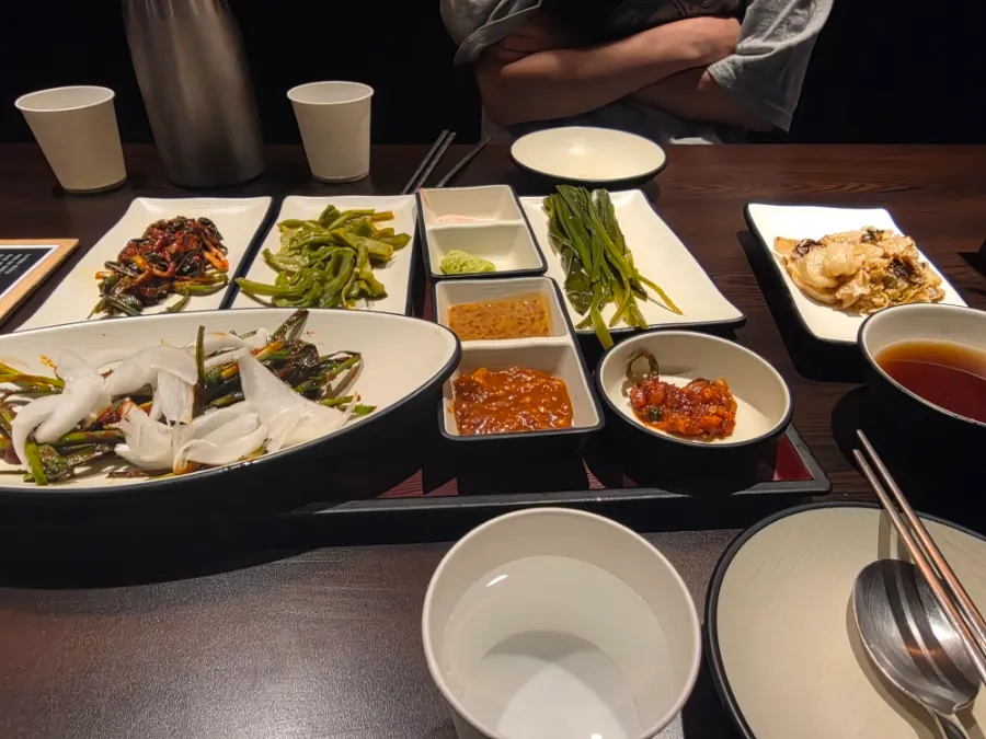 Banchan and dipping sauces for the meat