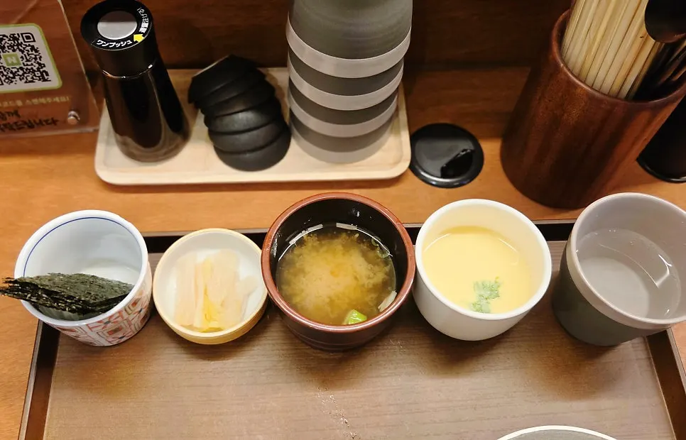 Basic side dishes served with kaisendon