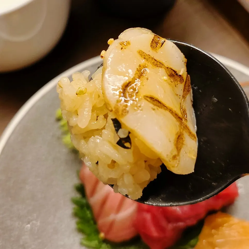 Steamed abalone and patterned squid toppings