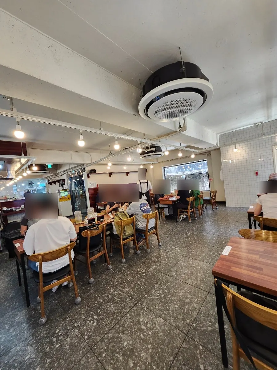 오레노라멘 강남점 넓은 홀 좌석
