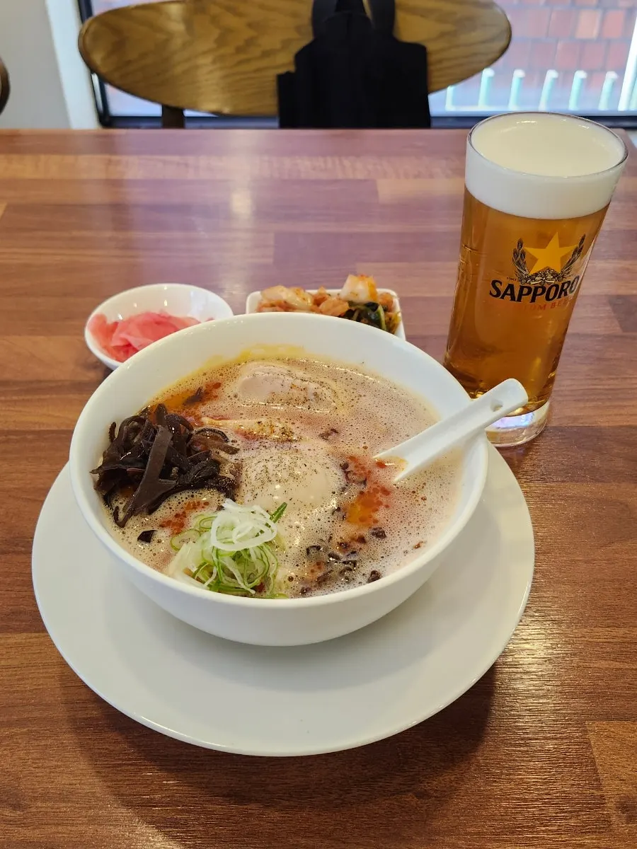 붉은 기름과 토핑을 올린 카라빠이탄
