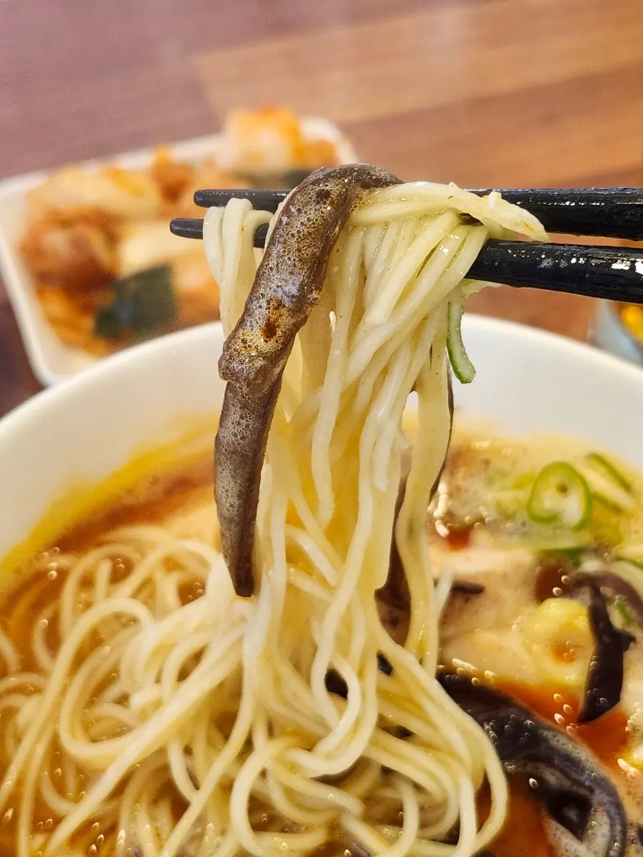 주황빛 노른자와 목이버섯 토핑