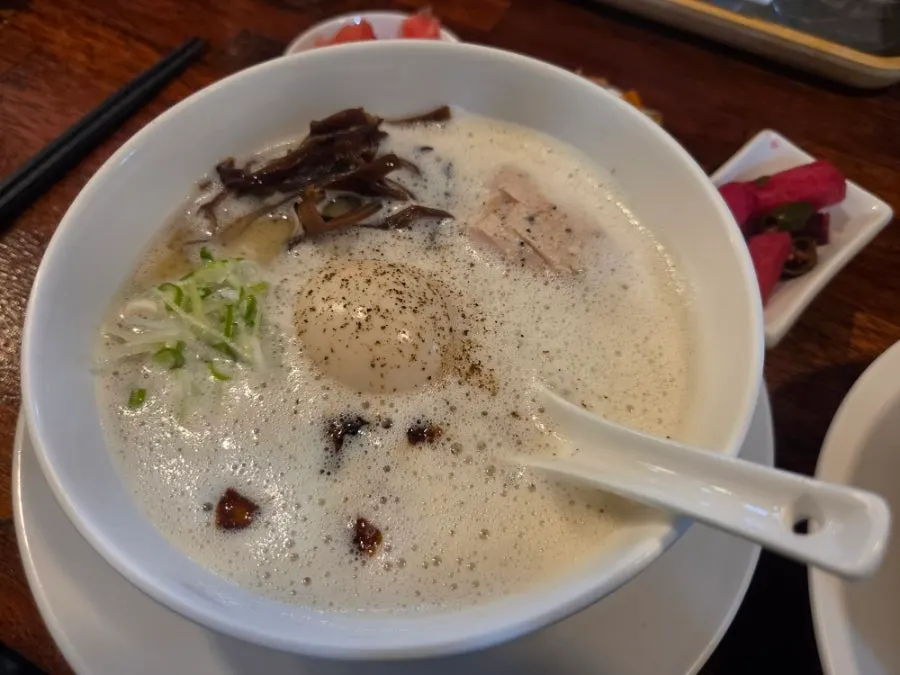 무한리필 반찬과 바테이블 식사 자리