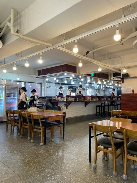 넓고 깔끔한 오레노라멘 강남점 내부