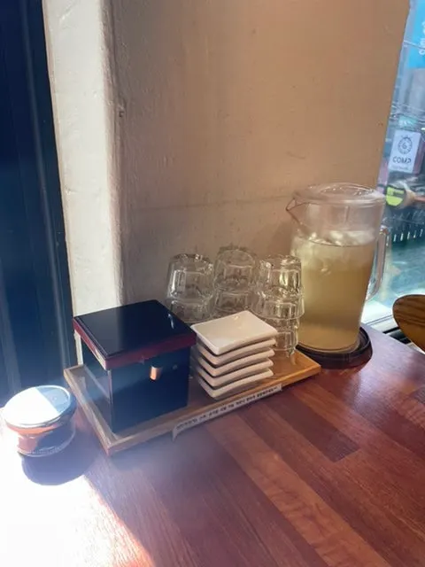 물과 컵, 앞접시가 놓인 테이블 세팅