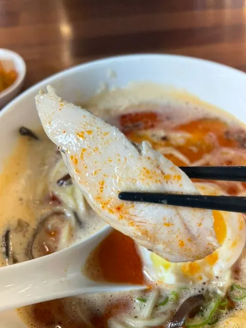큼직한 수비드 닭고기와 면