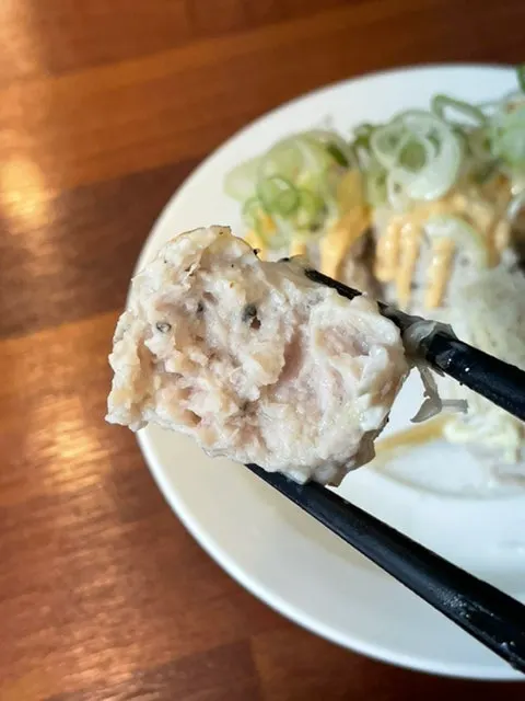 반으로 가른 촉촉한 닭고기 쯔꾸네