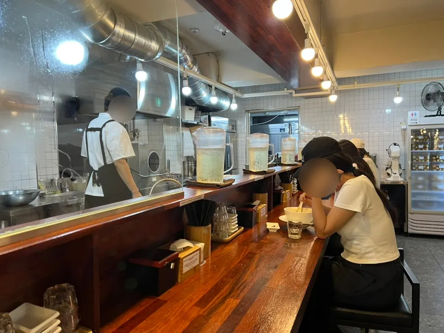층고 높은 라멘집 홀 좌석 전경