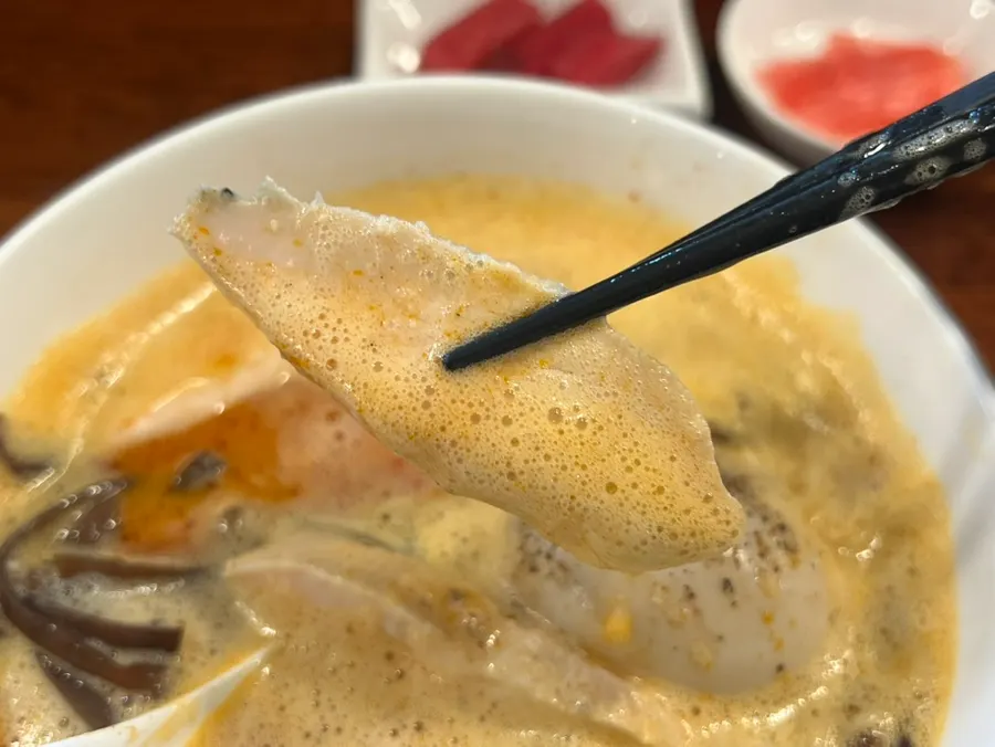 얇게 슬라이스된 수비드 닭고기 차슈