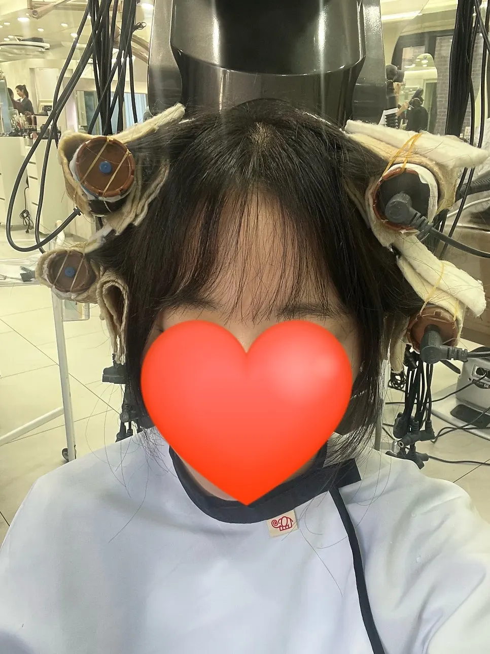 大きなロールでワインディングしたマジックセッティングパーマの様子