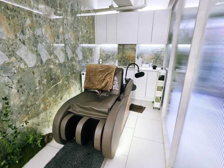 Spaciously arranged hair service seats