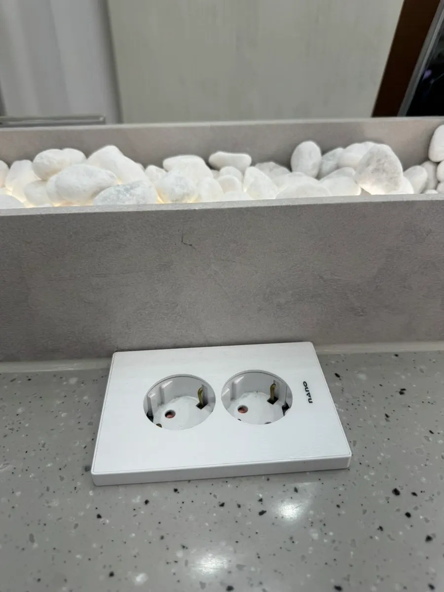 Service station equipped with an outlet