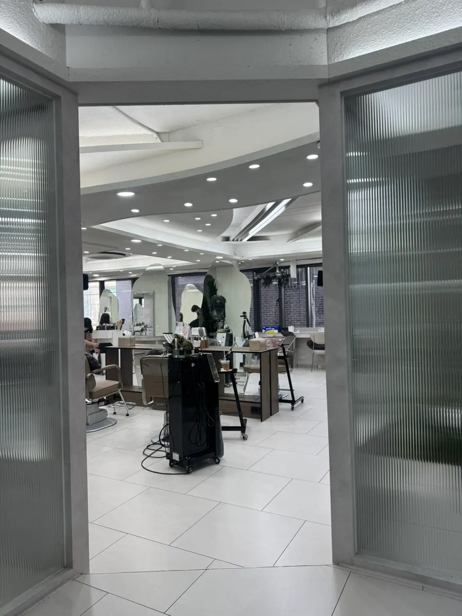 A break during the long hair service