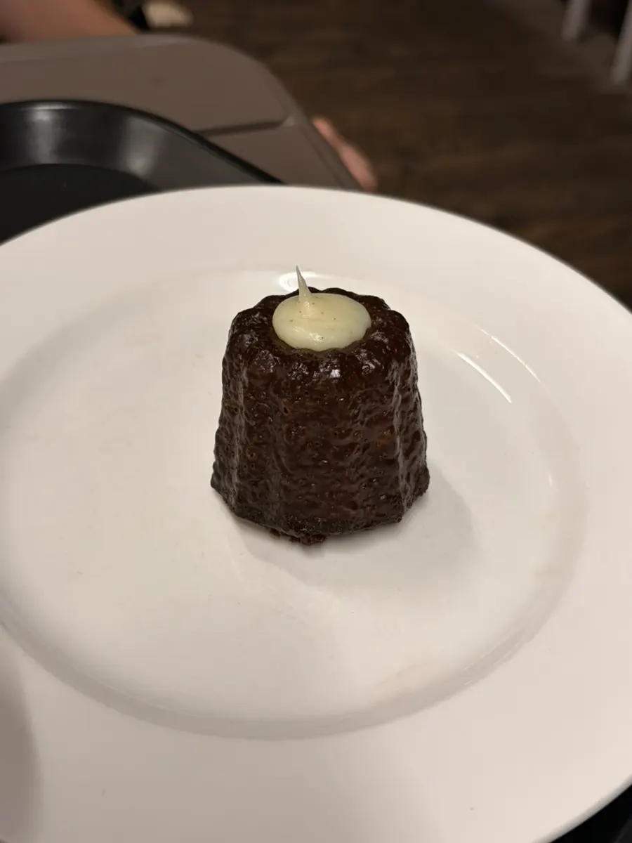 Table with double vanilla canelé and drinks