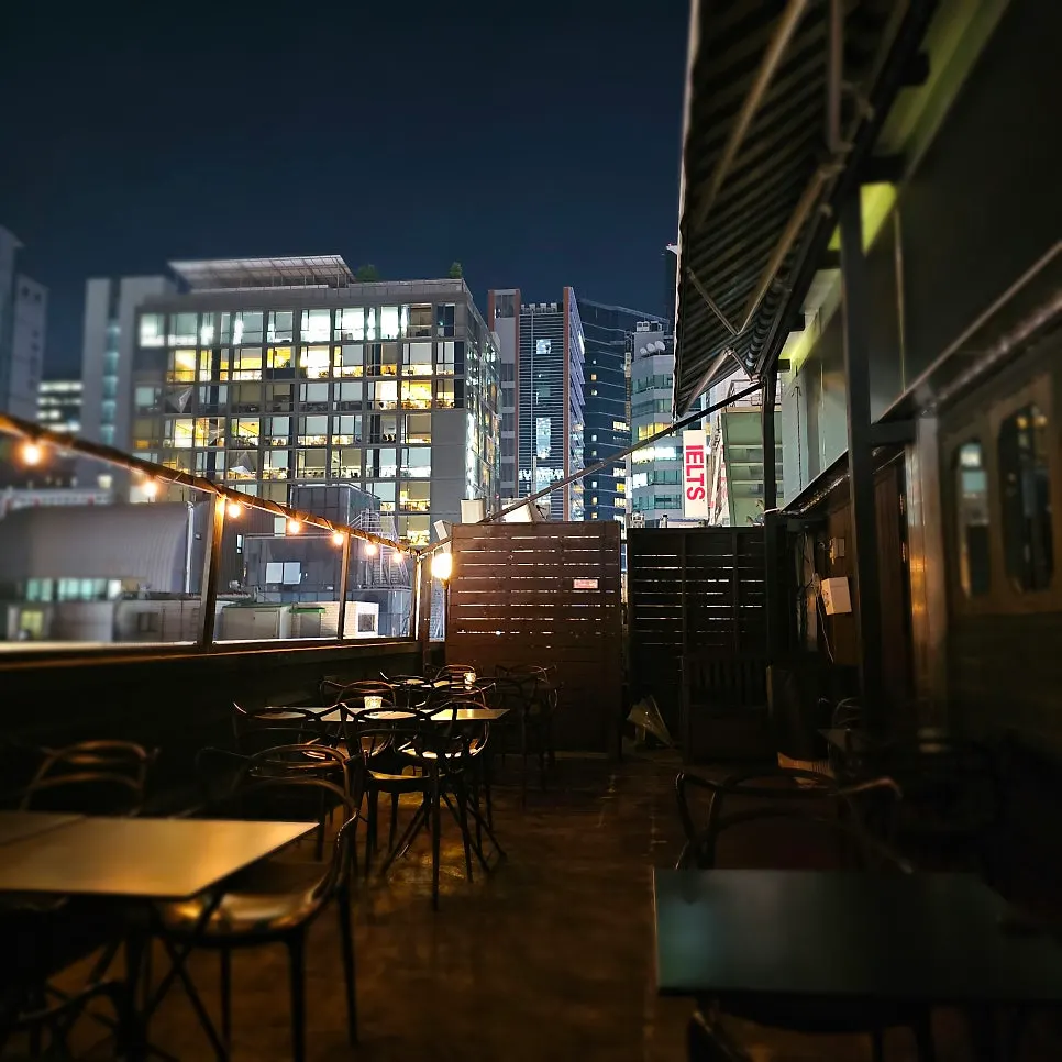 강남역 도심 풍경이 보이는 야외자리