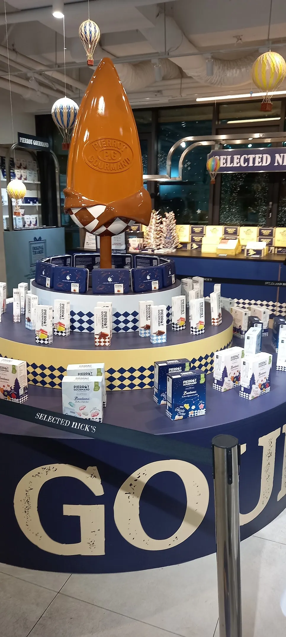 View around the first-floor order counter