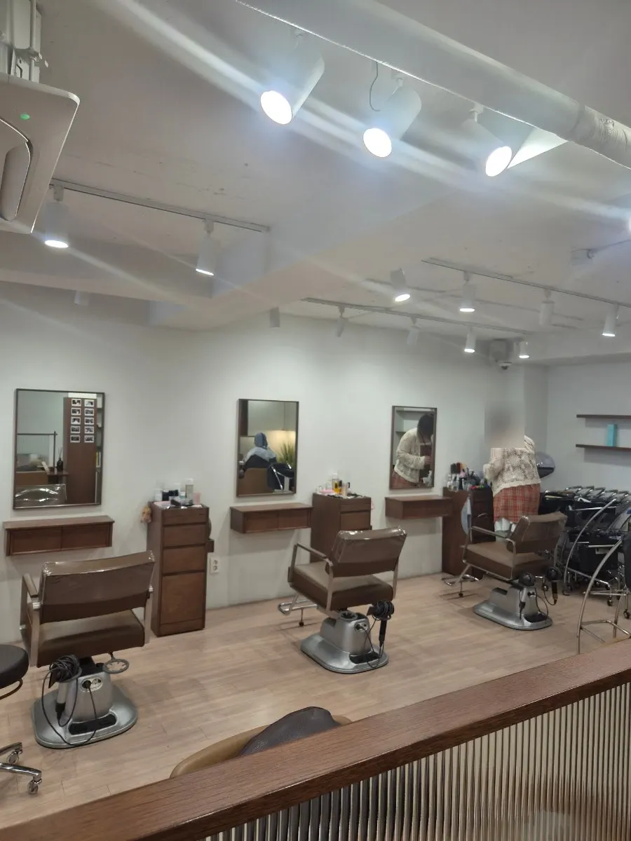 Hair salon seats with large windows and wide spacing