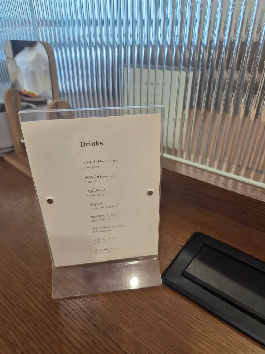 Hair salon seat where a phone can be charged