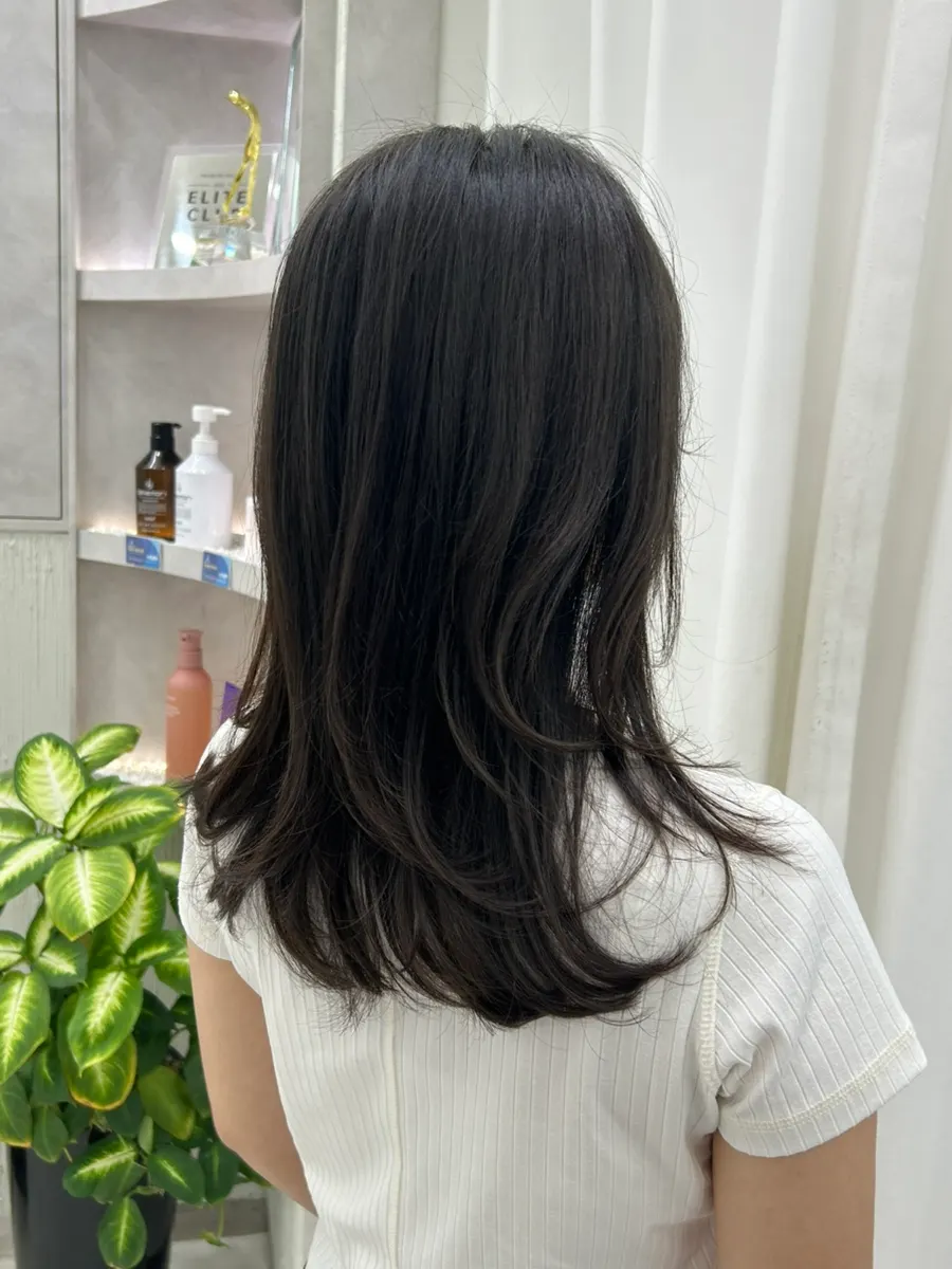 Side view showing revived root volume after the treatment