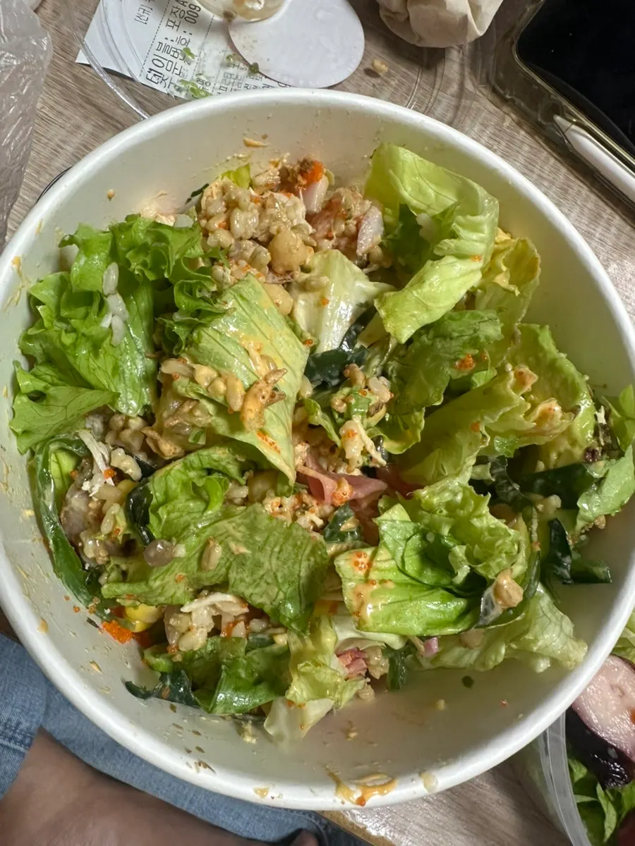 サーモンと野菜を添えたポケ