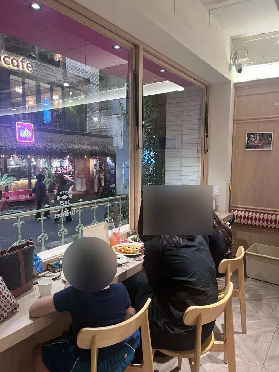 바 테이블과 일반 테이블이 있는 내부
