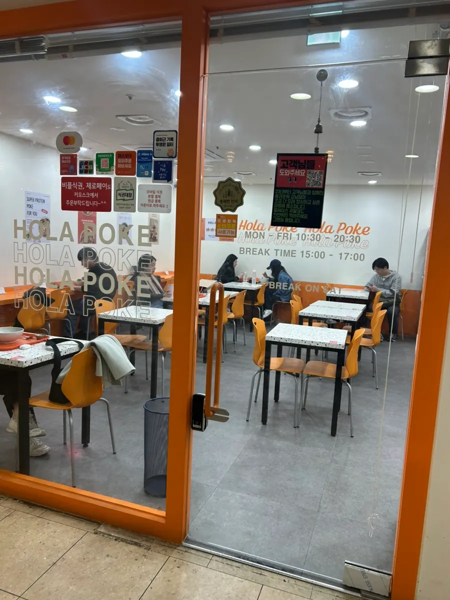 ภายในร้าน Ola Poke Gangnam ที่สะอาดตา