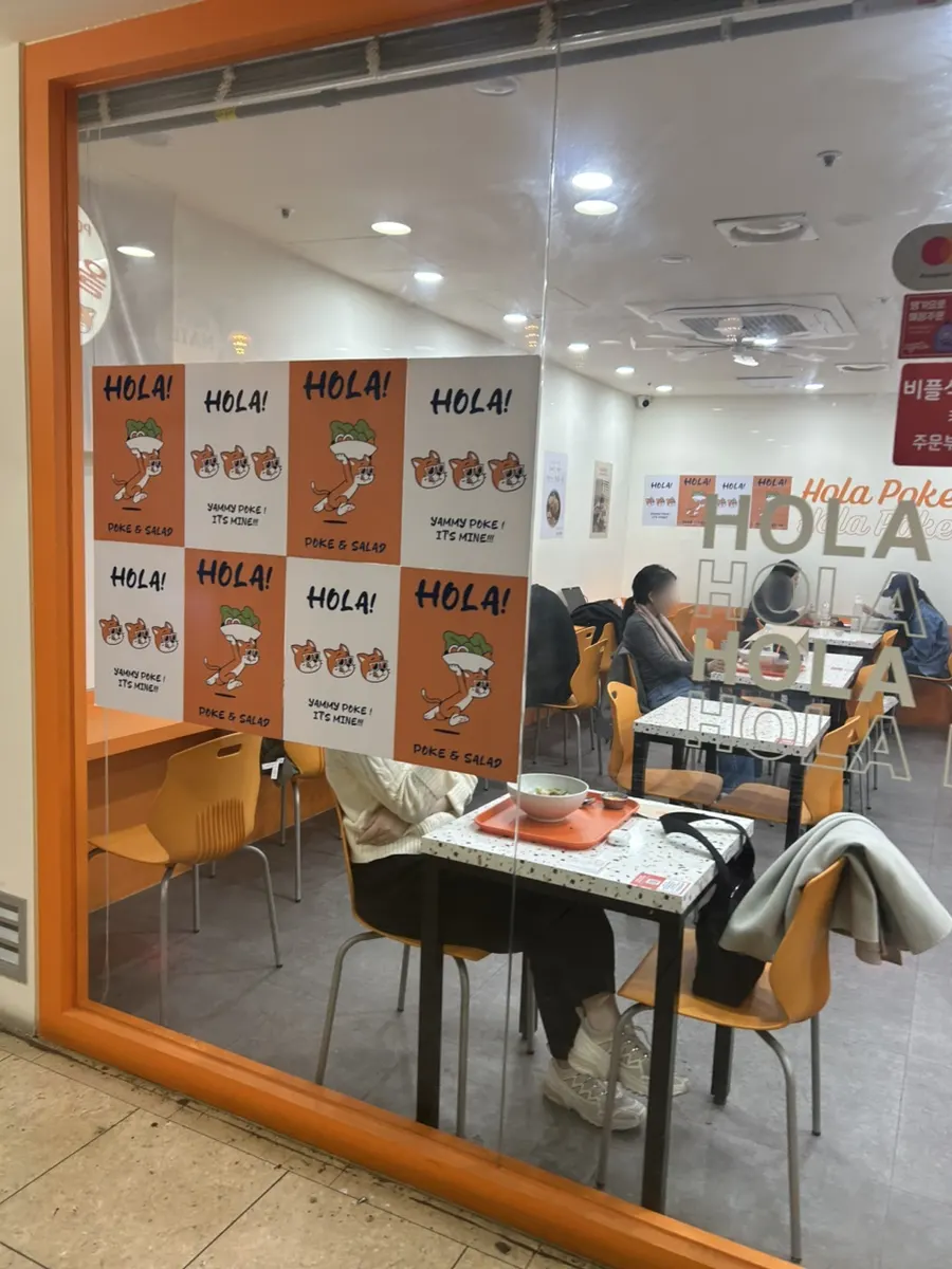 ภายในร้านที่มีลูกค้าซื้อกลับเยอะ
