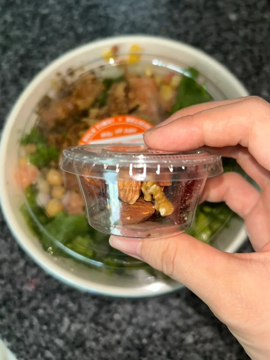 สลัดโปเก้แซลมอนที่กินได้แบบเบาๆ