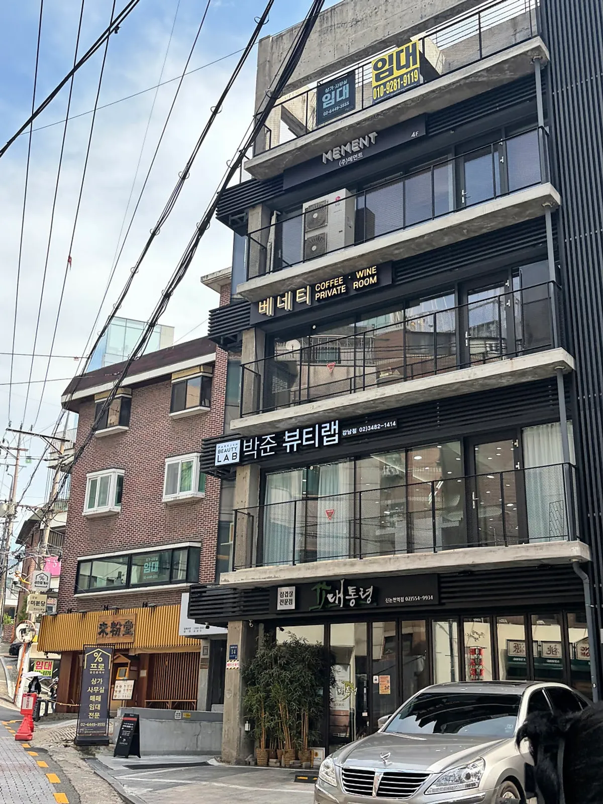 박준뷰티랩 강남점 매장 외관과 입구