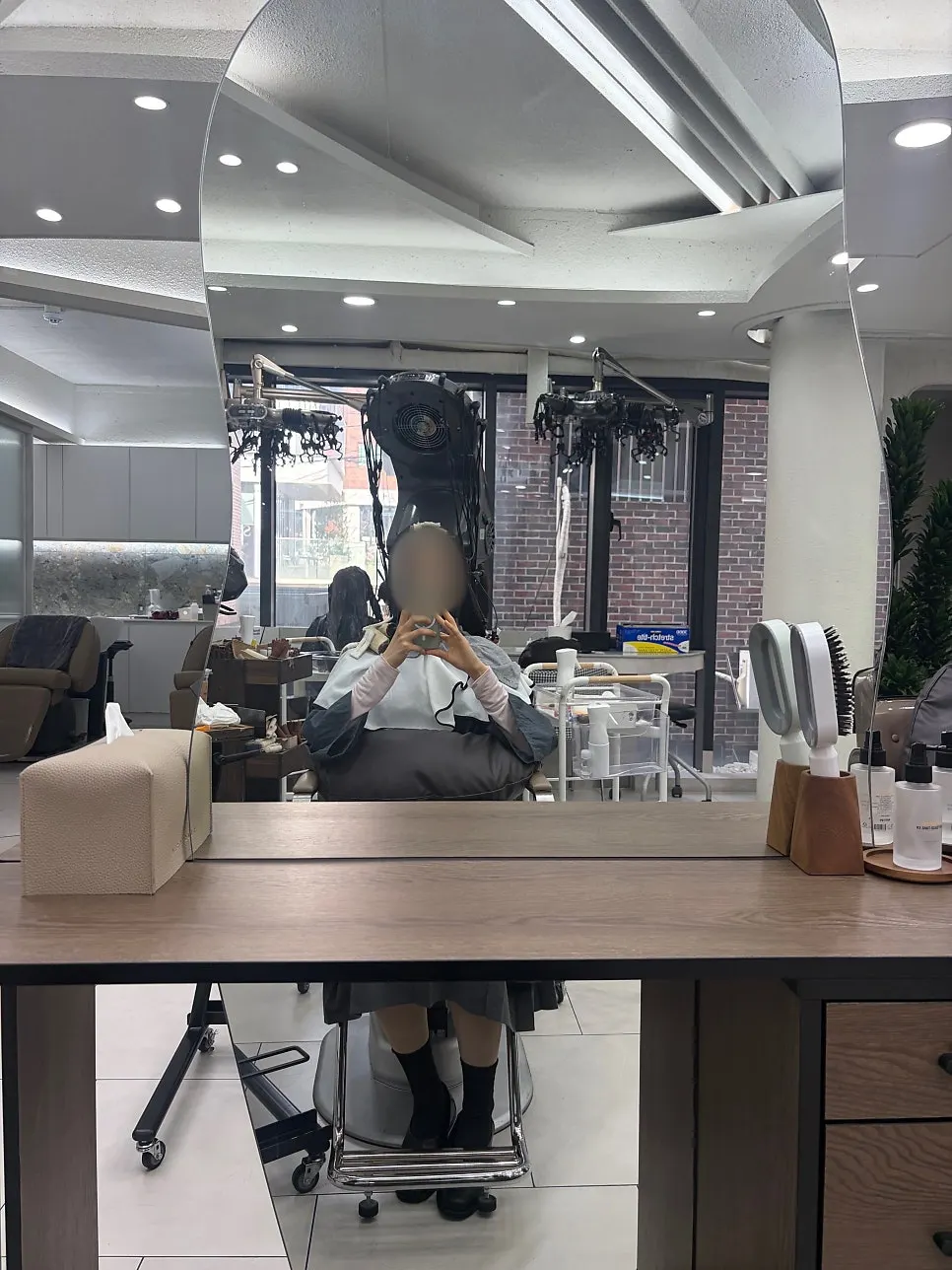 펌 로드를 말고 있는 시술 장면