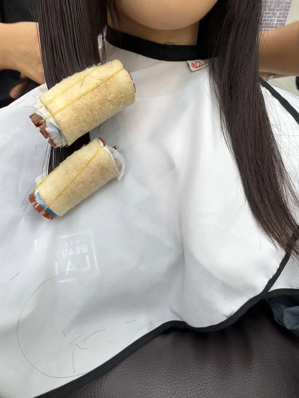 디자이너와 스태프의 펌 케어 진행 모습