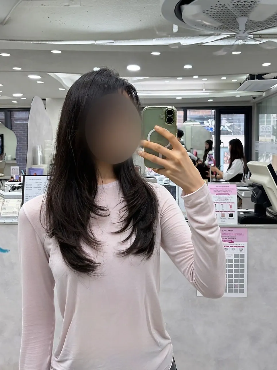 탄력 있는 C컬로 완성된 펌 뒷모습