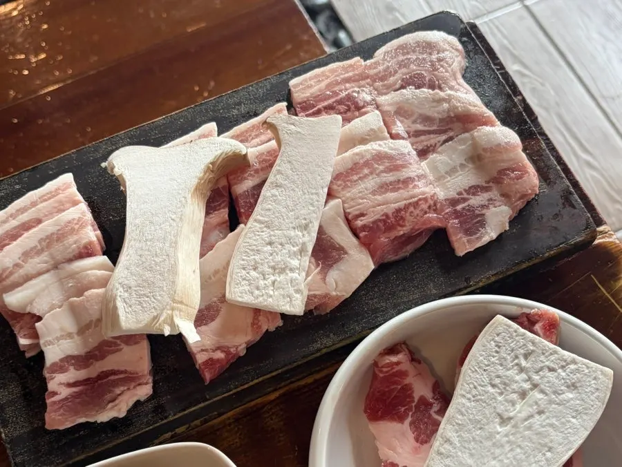 국내산 생삼겹살 150g 접시