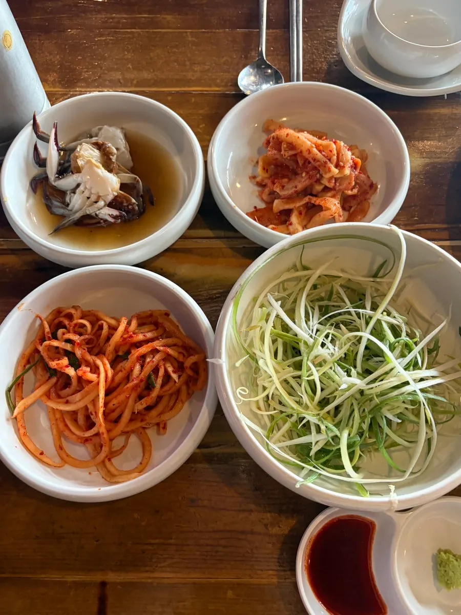 불판에 올라간 생삼겹살과 목살