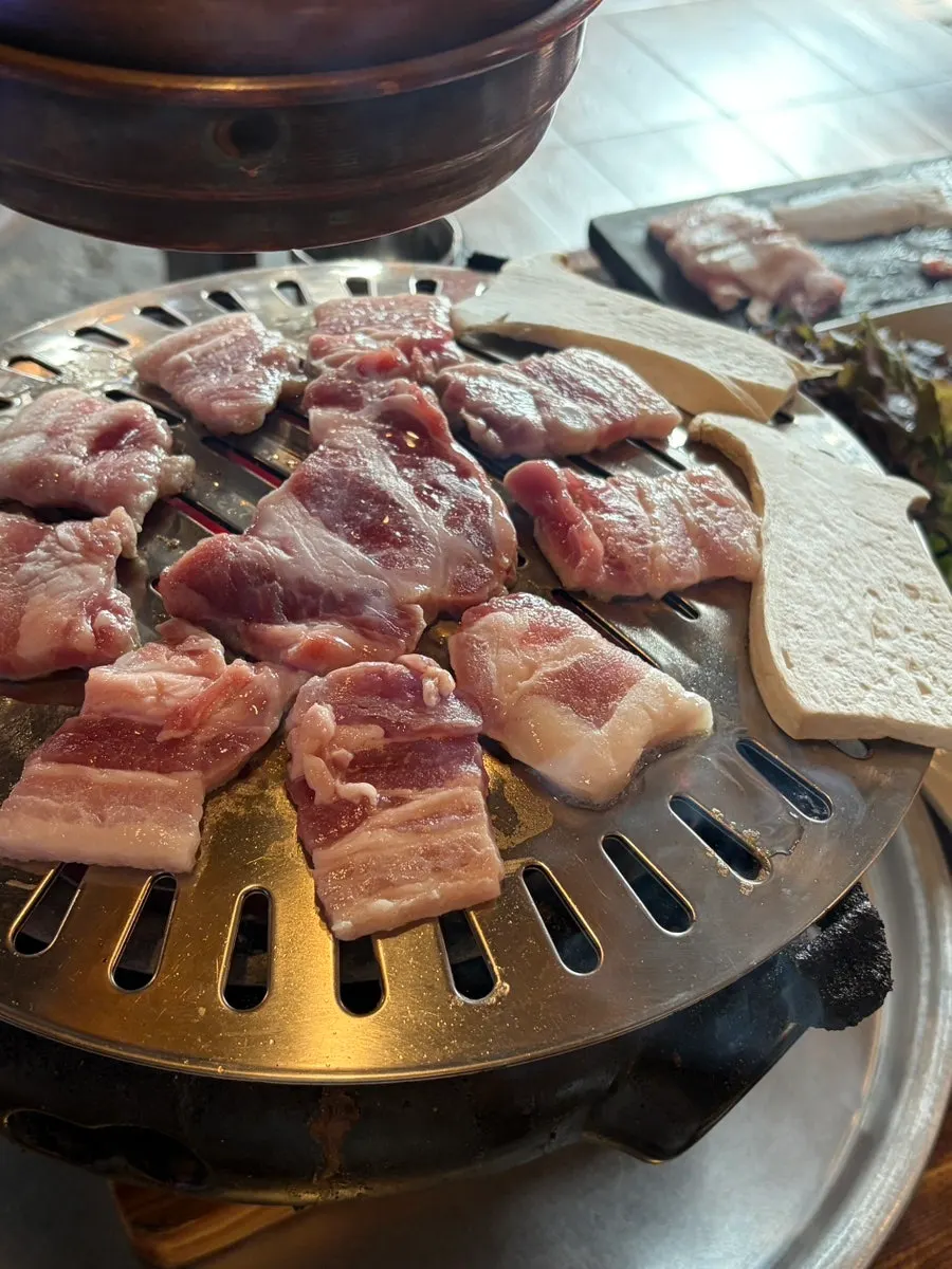 노릇하게 구워지는 삼겹살