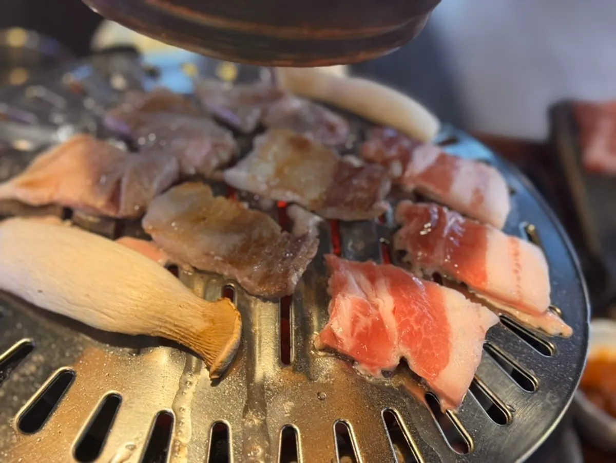강남역 봉우화로 고기집 방문 장면