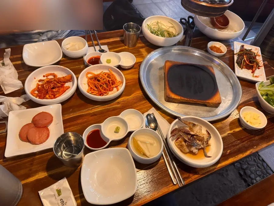 자리에 앉자마자 차려진 밑반찬 한상