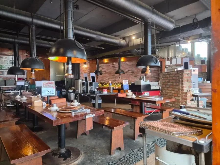 Spacious dining hall at Bongu Hwarro with 150 seats
